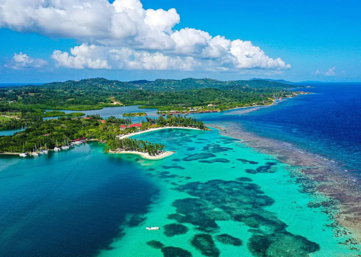 Vista aérea del arrecife de Roatán